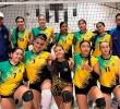 Emiliana #3 en su camiseta, junto a su equipo de voleibol de Amagá, región con la que disputa el torneo departamental del Suroeste. FOTO CORTESÍA EMILIANA CASTRILLÓN