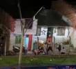 En la riña emplearon palos, machetes y cuanto objeto había alrededor para hacerse daño. FOTO: IMAGEN TOMADA DE VIDEO
