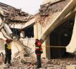 Rescatistas examinando un edificio destruido por un ataque indio con misil, en Muridke, un poblado cerca de Lahore, Pakistán. FOTO: Agencia Xinhua