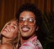 Esta es una de las fotografías que Karol G compartió recientemente en Instagram junto a Bruno Mars. FOTO: Tomada de @karolg en Instagram.
