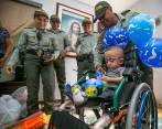El policía que ha regalado 250 sillas de ruedas en Medellín