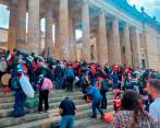 Cerca de 500 docentes estaban agolpados en las escalinatas del Capitolio, bloqueando el único ingreso del recinto, según Roy Barreras. FOTO: TOMADA DE REDES SOCIALES