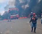 Los manifestantes, en medio de las confrontaciones con el Esmad, intentaron incendiar un bus de transporte intermunicipal. FOTO: CORTESÍA