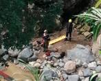 Los Bomberos Medellín rescataron a los dos menores que cayeron desde el puente de Blanquizal y los llevaron a un centro asistencial. FOTO: CORTESÍA