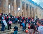 Los maestros de Asoinca llegaron en la tarde del martes a las afueras del Congreso de la República para exigir mejores condiciones en el sistema de salud del magisterio. FOTO: TOMADA DE REDES SOCIALES 