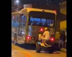 Este fue el momento en el que el conductor de la cuatrimoto hacía piques sobre el bus del metroplús. FOTO: CORTESÍA
