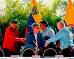 Imagen de referencia de la mesa de negociación entre el Gobierno Petro y el ELN. Al frente se ven a Otty Patiño y Pablo Beltrán, jefe negociador de esa guerrilla, apretándose la mano. FOTO: CORTESÍA