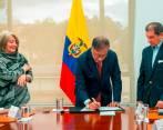La ministra de Agricultura, Cecilia López, el presidente de la República, Gustavo Petro, y el presidente de Fedegán se reunieron para firmar el acuerdo de la compraventa de tierras. FOTO: Cortesía. 