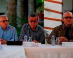 Desde la izquierda, los voceros del ELN para los diálogos “Aureliano Carbonell”, “Pablo Beltrán” y “Antonio García”. FOTO: EFE