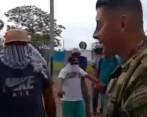Uno de los encapuchados le exige reiterativamente al coronel Luis William Bravo, comandante del Batallón de Operaciones Terrestres del Ejército, con sede en Tarazá. FOTO: CORTESÍA