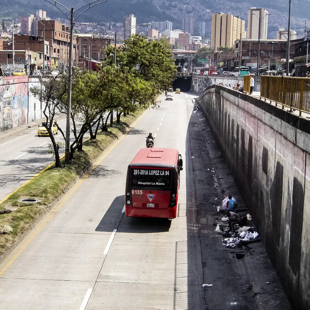 En este sector se produjo el hallazgo del cuerpo sin vida de esta persona, a quien abandonaron en una nevera junto a uno de los basureros que crean los propios habitantes de calle que se mantienen en el circuito entre el Bronx y la glorieta de La Minorista. FOTO: JAIME PÉREZ