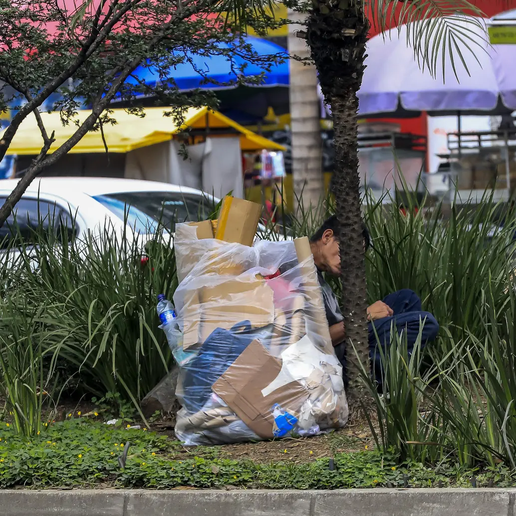 El corredor verde la Avenida Oriental, se ha convertido en el “hogar” y baño de muchos de los habitantes de calle de Medellín . Foto: Jaime Pérez Munévar.