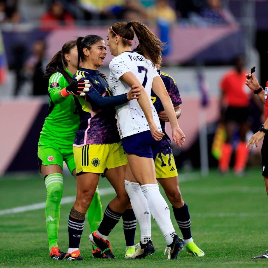 Este es el momento en el que la colombiana Catalina Usme increpa a Alex Morgan de Estadios Unidos. FOTO GETTY 