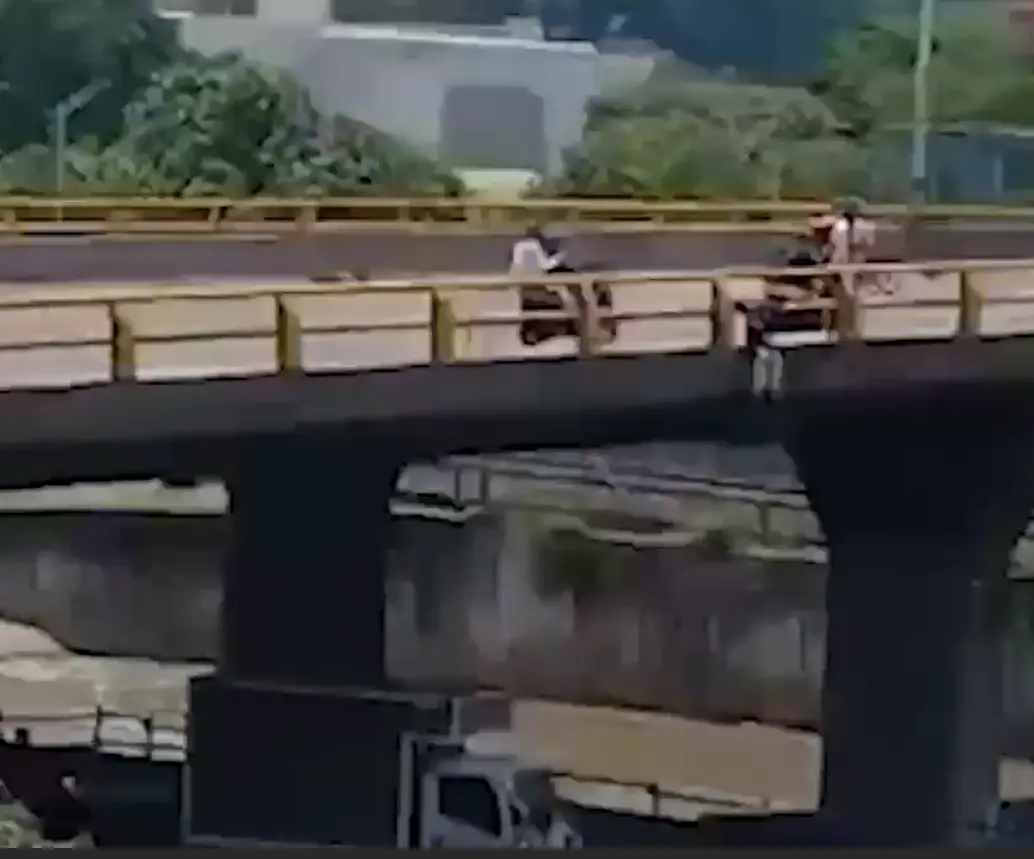 Mujer que se iba a lanzar de un puente en Medellín. FOTO: CAPTURA VIDEO
