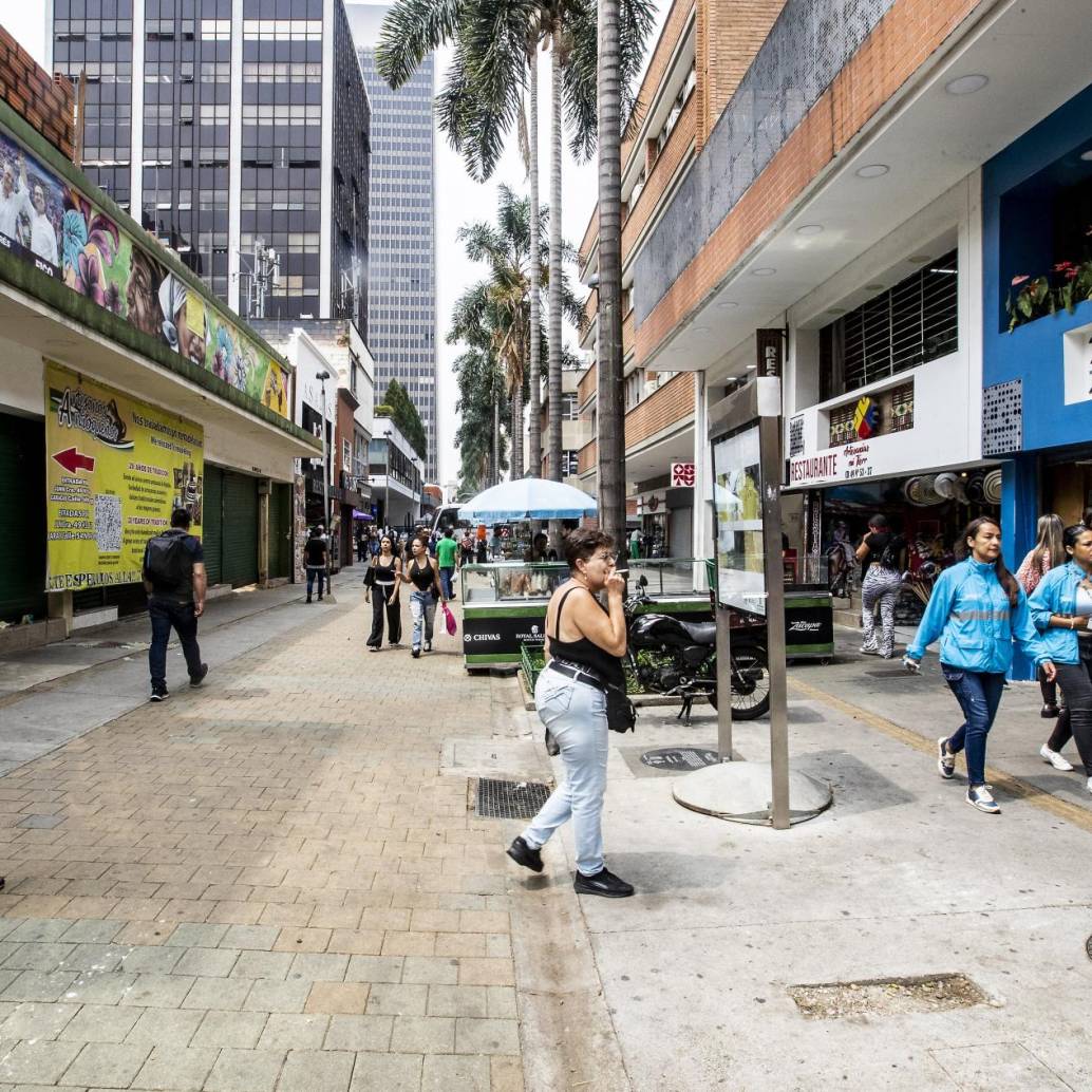 Por el céntrico paseo peatonal son habituales los habitantes de calle, los vendedores ambulantes, vehículos invadiendo el espacio público y artistas callejeros. Foto: Jaime Pérez Munévar