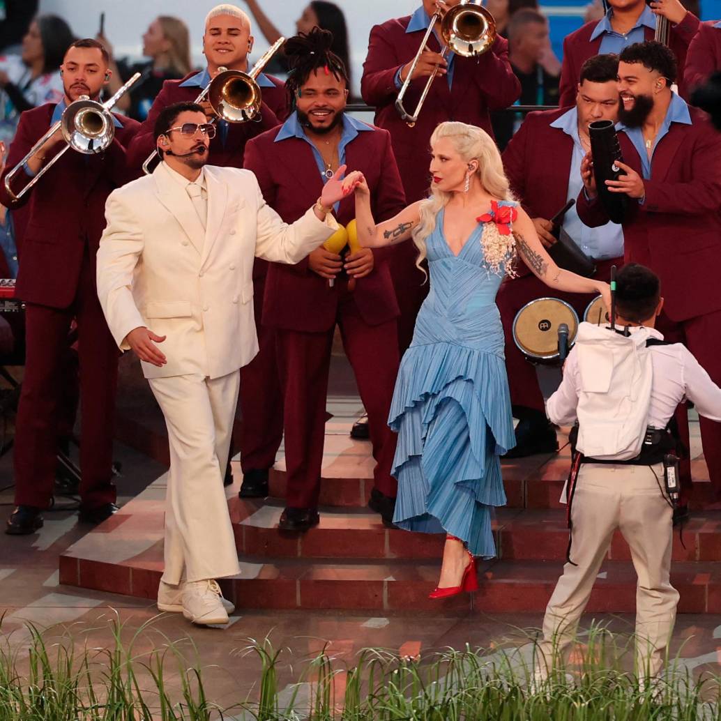 Bad Bunny invitó a Lady Gaga y a Ricky Martin a su show en el medio tiempo del Super Bowl. FOTO: AFP