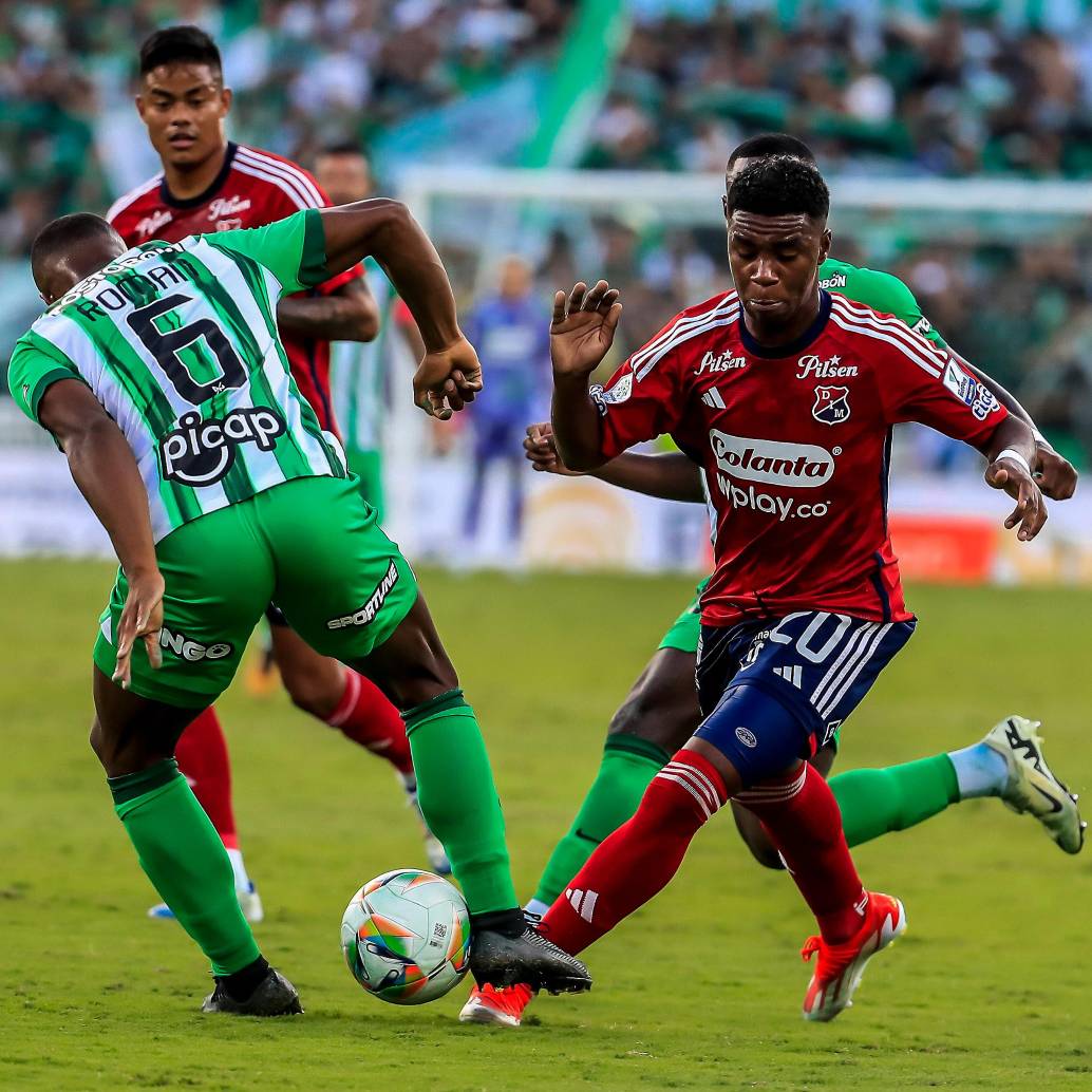 El extremo Jhon Edwin Montaño, de 19 años, es una de las grandes figuras que ha formado el Medellín en los últimos años. En 2025 firmó contrato con e Grupo City. Foto: Jaime Pérez