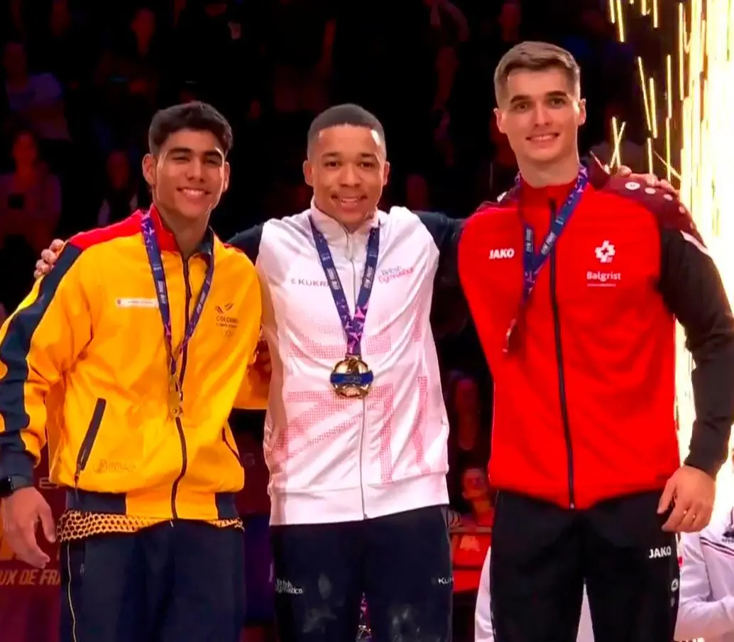 Ángel Barajas, primero de izquierda a derecha, en el podio de la World Challenge Cup de gimnasia. FOTO @maple_maple555