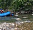 El alambre de púas lo instalaron de un lado al otro del río, generando una situación de riesgo para los turistas practicantes de rafting. Foto: captura de video y mejorada con IA.