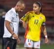 El técnico Ángelo Marsiglia le da instrucciones a Carolina Arias, unas de las jugadoras que regresa a la convocatoria tras superar una lesión muscular. FOTO JUAN ANTONIO SÁNCHEZ