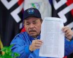 El presidente nicaragüense Daniel Ortega expone la lista de presos liberados y enviados a Estados Unidos. FOTO: EFE