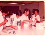 La línea de producción de Familia era manual con trabajadores que empacaban servilletas y rollos de papel higiénico. Esos fueron los primeros productos de la empresa. FOTO Cortesía
