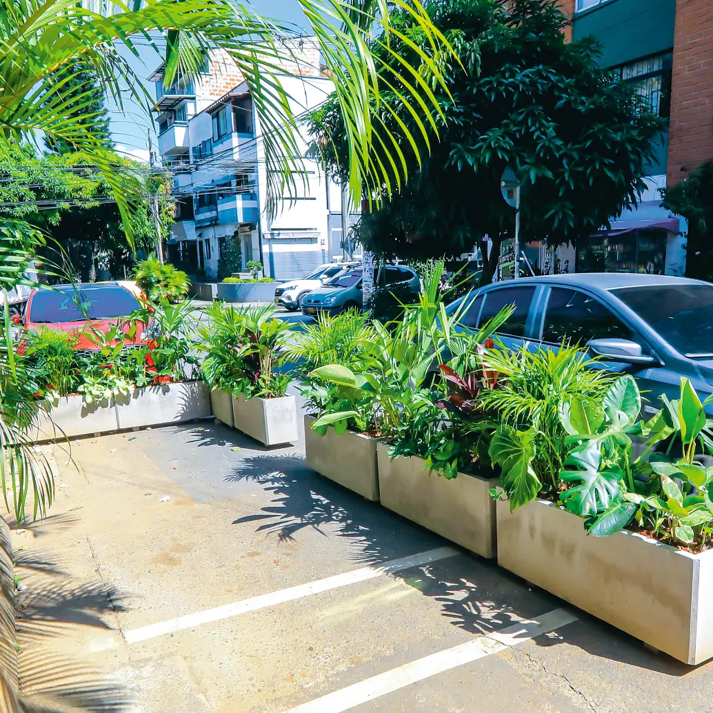 El <i>parklet</i> se extendió sobre la calle 11A y el próximo estará al frente del restaurante Hacienda. De ser exitosos, nuevos <i>parklets</i> se podrían asentar sobre otras vías en Medellín. <b><span class="mln_uppercase_mln"> </span></b>FOTO <b>ESNEYDER GUTIÉRREZ</b><b><span class="mln_uppercase_mln"> </span></b>