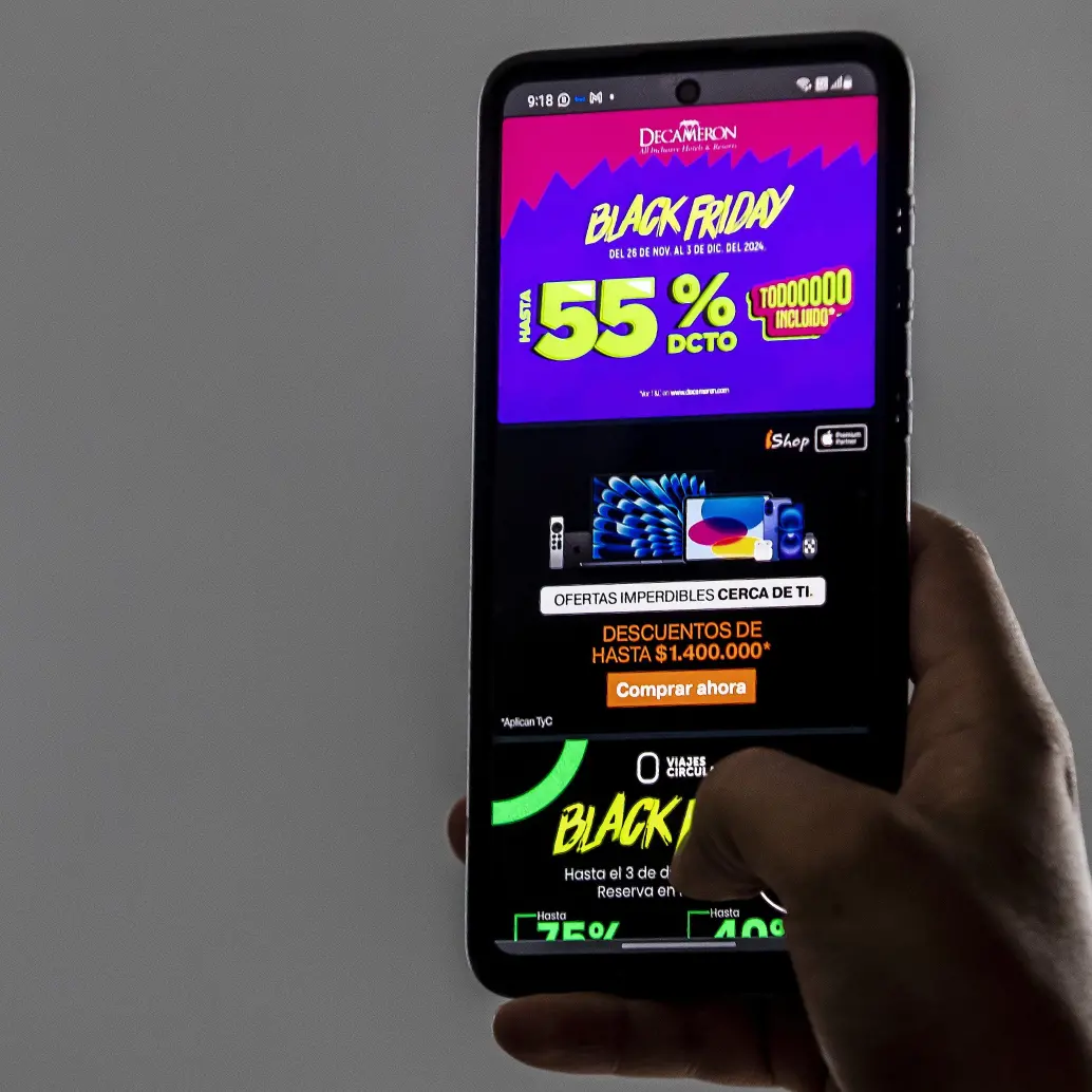 La mayoría de colombianos que comprará en Black Friday lo hará desde el celular, tras ver reseñas y comparar precios. FOTO Jaime Pérez Munévar