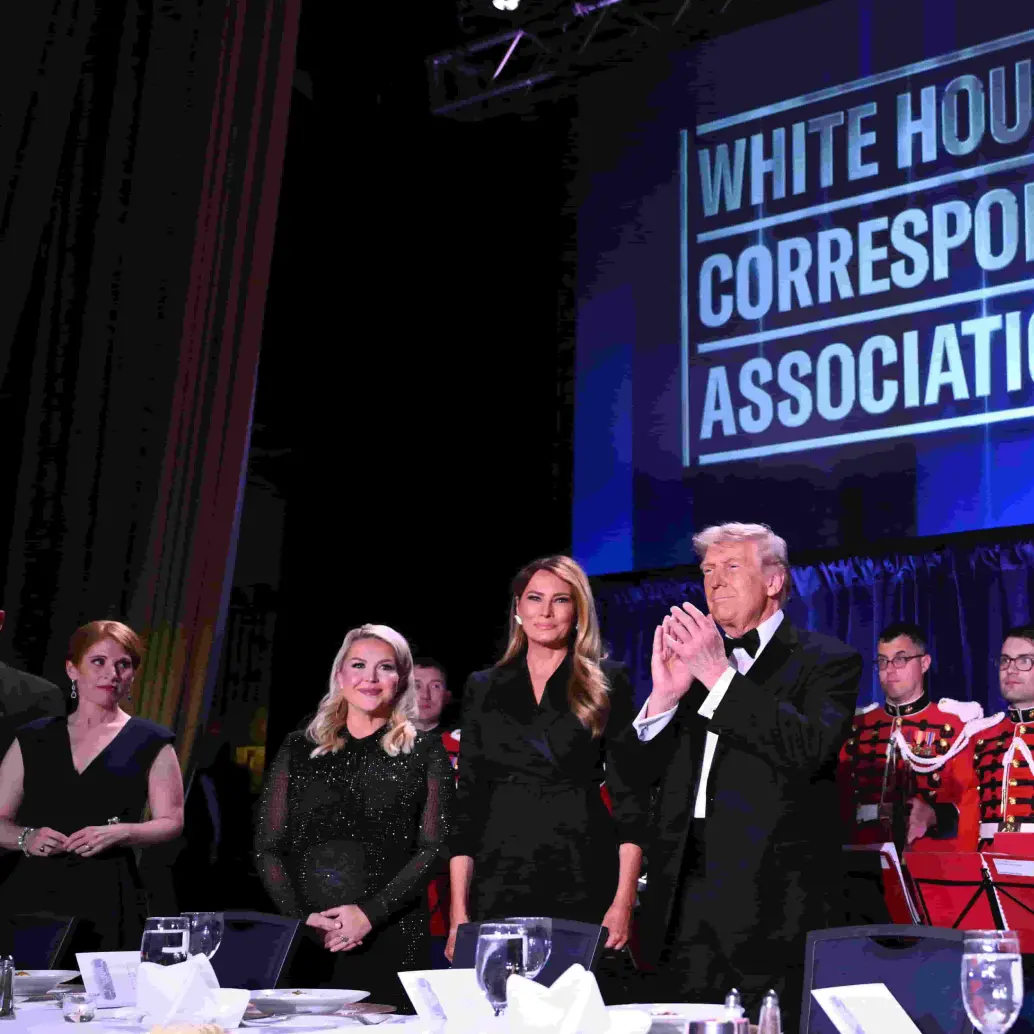 .Donald Trump habla con la prensa tras el incidente en la Cena de Corresponsales, luego de ser evacuado por el Servicio Secreto en medio de un tiroteo en Washington. FOTO: AFP.