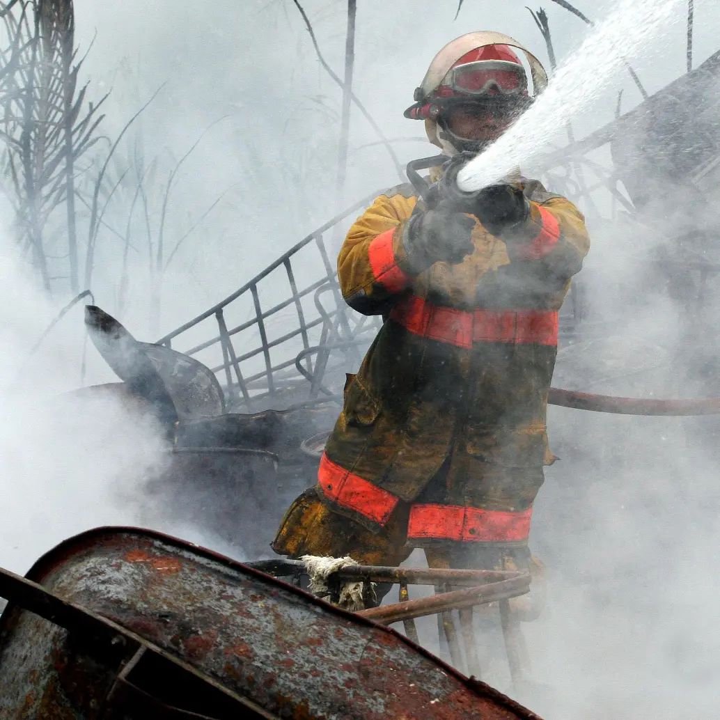 Imagen de referencia de un grupo de bomberos apagando un incendio. FOTO: EL COLOMBIANO