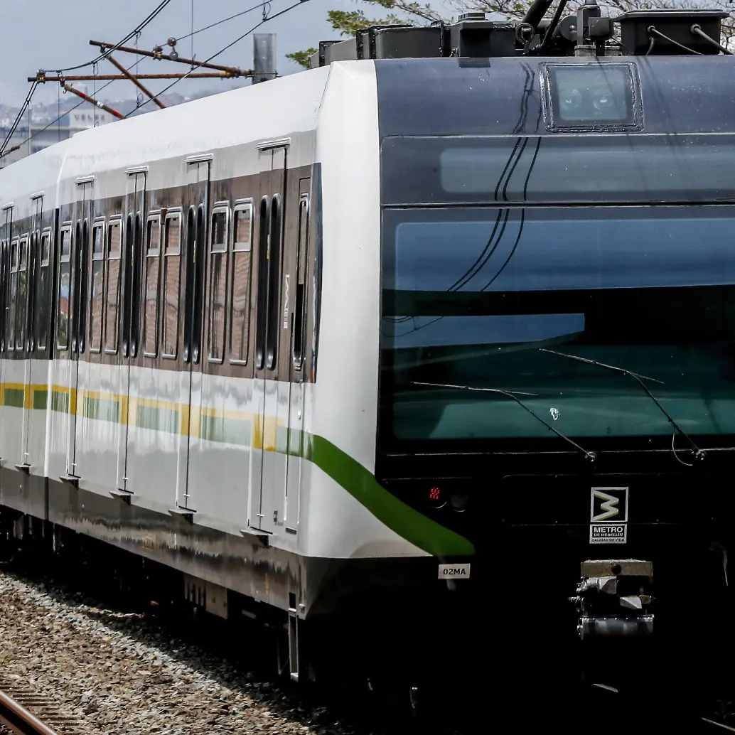 El metro solo está prestando servicio entre Niquía y Poblado por la eventualidad registrada con una persona en la vía férrea en Ayurá. FOTO: <b>JAIME PÉREZ</b>