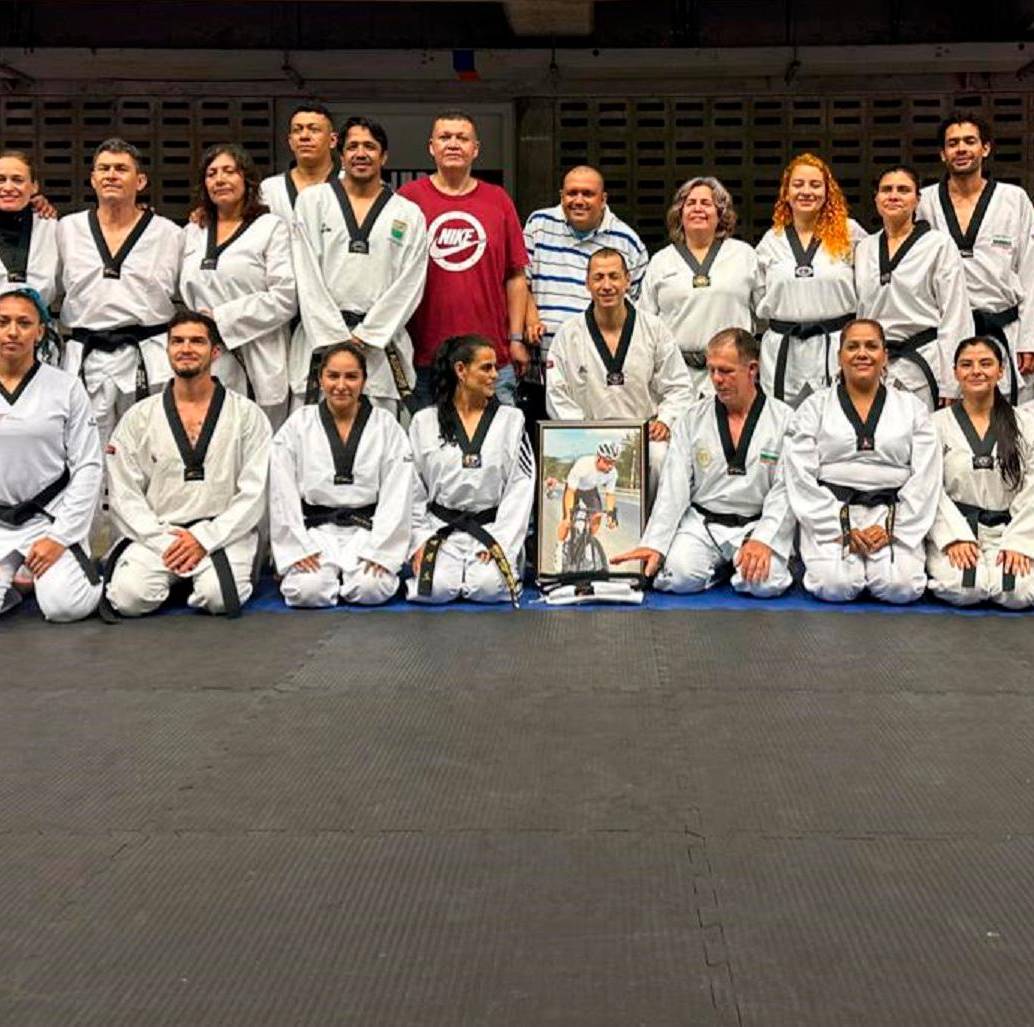 Ronal fue inspiración para este grupo de taekwondogas de Antioquia, quienes le rindieron tributo por sus logros y enseñanzas. <span class="mln_uppercase_mln">FOTO</span> <b><span class="mln_uppercase_mln">cortesía</span></b>