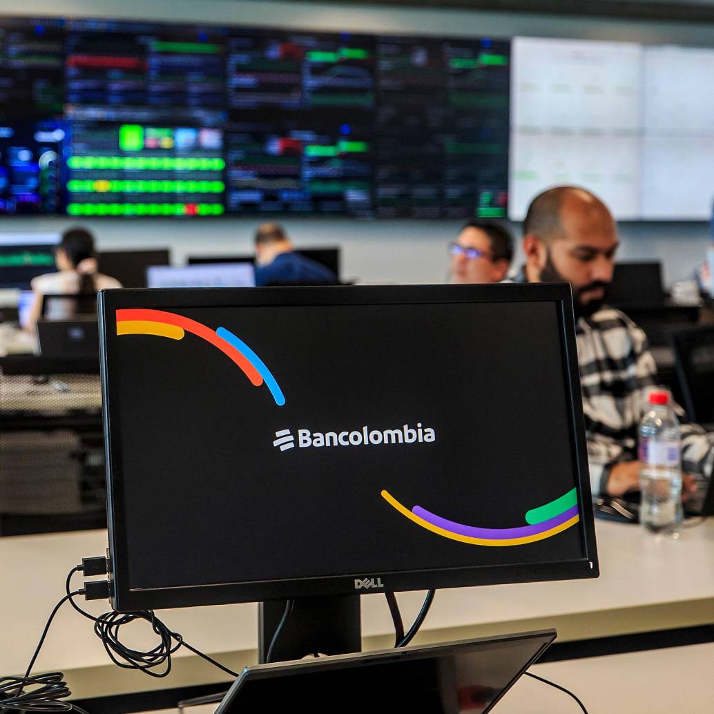 Bancolombia indicó que mantiene medidas de contingencia que permiten transferencias a cuentas inscritas y no inscritas de Bancolombia en la aplicación Mi Bancolombia, retiros en cajeros electrónicos y corresponsales bancarios, pagos con tarjetas débito, físicas o virtuales, y pagos con tarjetas de crédito. FOTO: Camilo Suárez