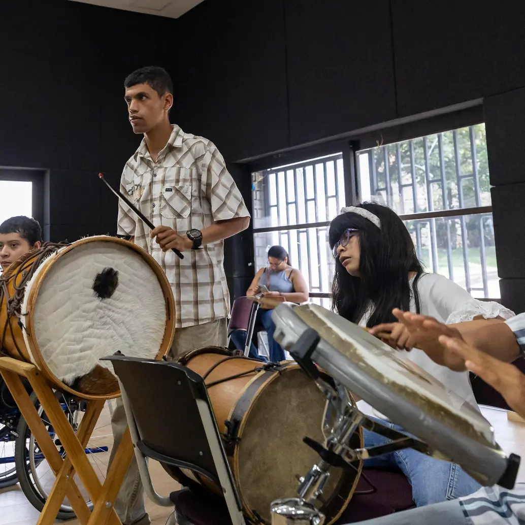 La Red de Escuelas de Música de Medellín creó una orquesta integrada en su totalidad por estudiantes neurodiversos. FOTO Camilo Suárez.