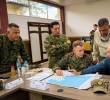 El ministro de Defensa, Jorge Eduardo Mora, y el comandante de las Fuerzas Militares, mayor general Erick Rodríguez Aparicio, durante la reunión en San Lorenzo, Ecuador, junto a autoridades de EE. UU. y Ecuador. Foto: Comando Sur de EE. UU.