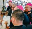 Momento en el que el papa León XIV firmó su vinculación como afiliado de Coofrasa. <span class=mln_uppercase_mln>FOTO</span> <b><span class=mln_uppercase_mln>CORTESÍA</span></b>