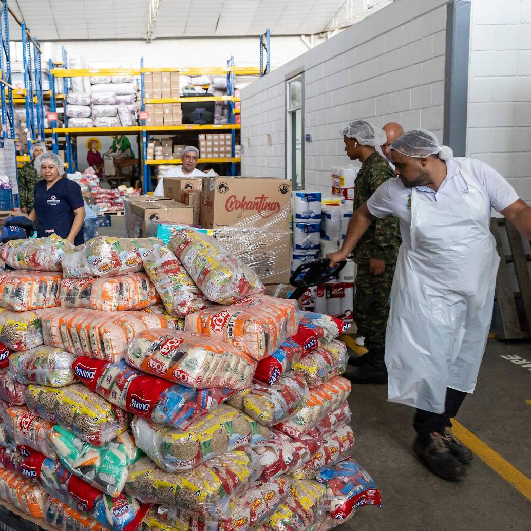 Firmas han movilizado alimentos, agua, medicamentos, materiales y transporte para apoyar atención de comunidades afectadas. FOTOS ANDRÉS CAMILO SUÁREZ Y JULIO CÉSAR HERRERA