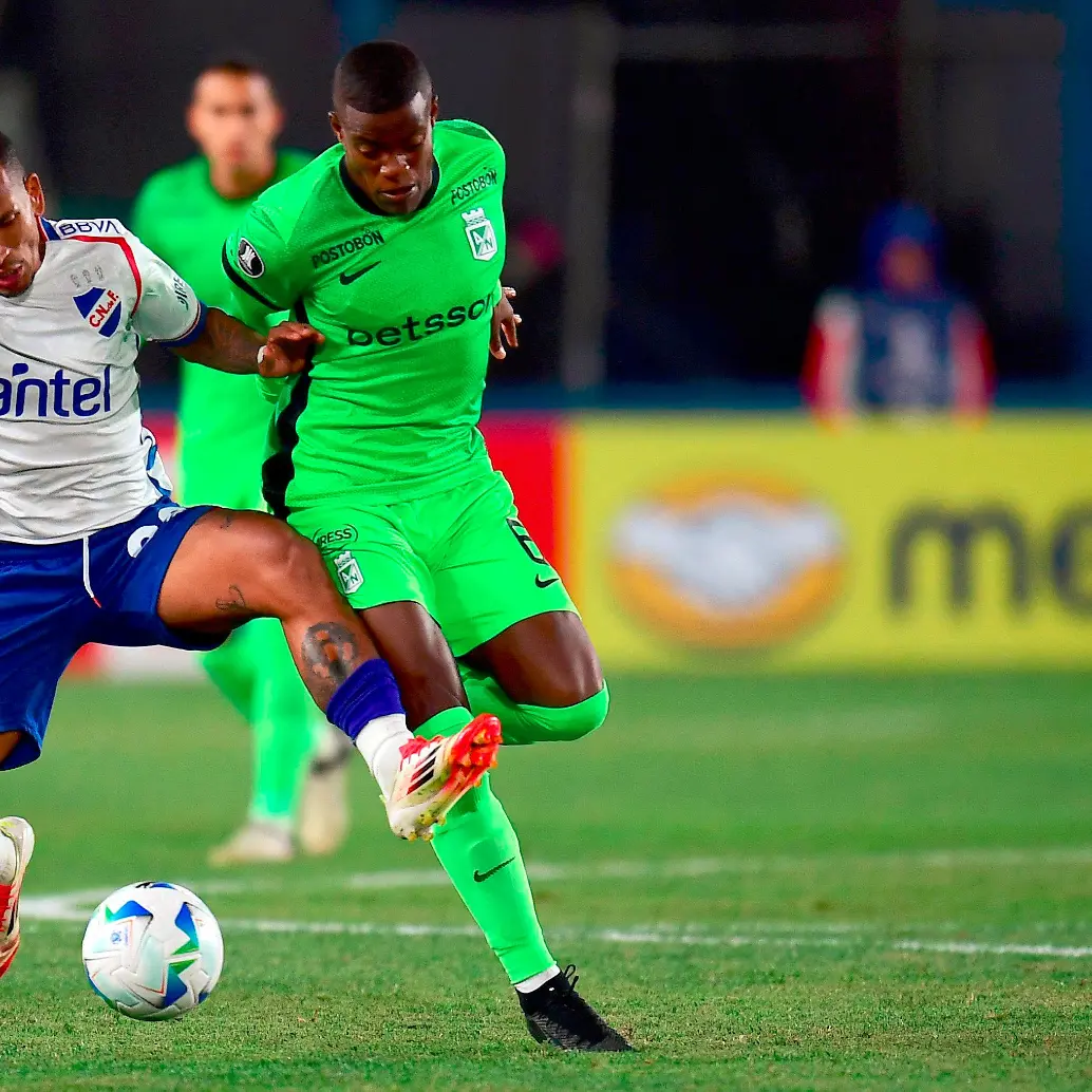 Imágenes de la derrota de Atlético Nacional frente a su homónimo uruguayo, en las que aparece Andrés Román, uno de los jugadores verdes cuyo nivel ha mermado. FOTO CONMEBOL