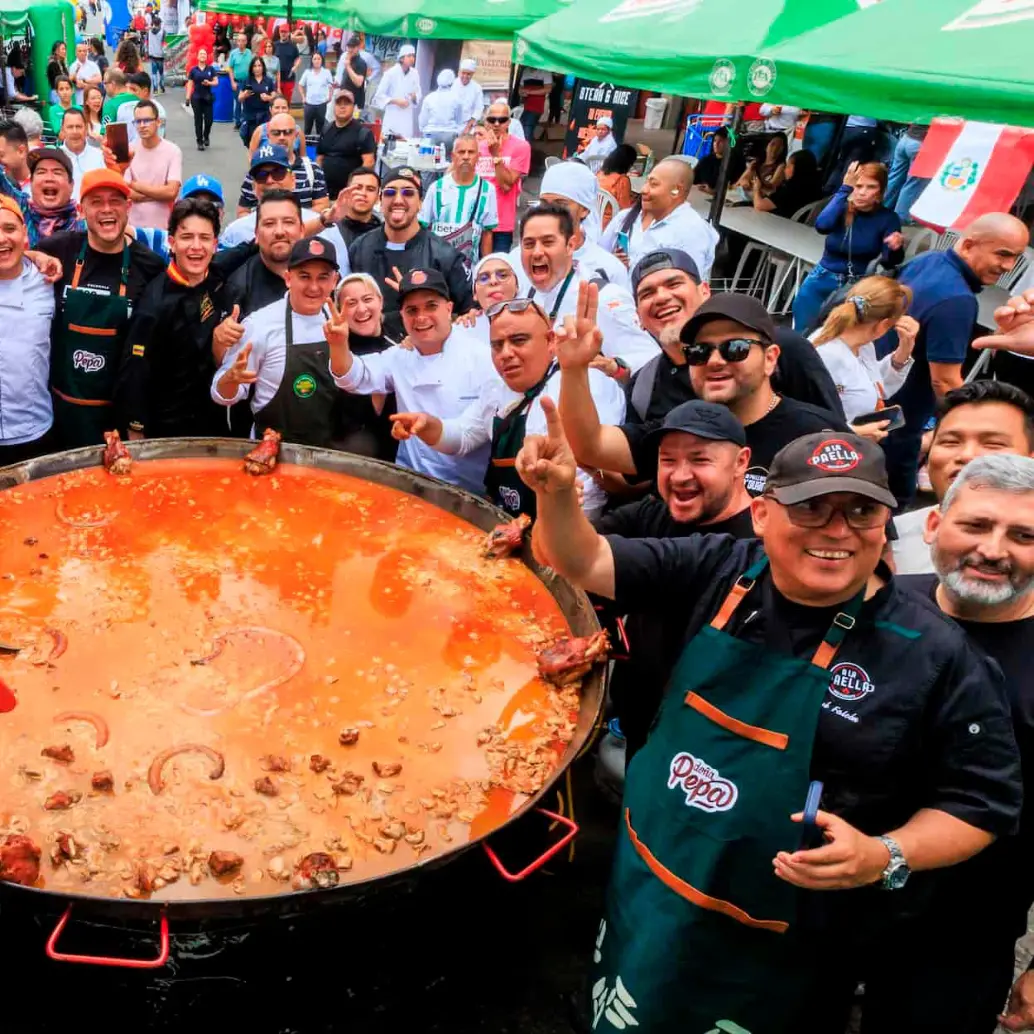 Estos son los chefs nacionales e internacionales que participaron en el Festival Paellero alrededor de la paella más grande de Colombia. FOTO: Camilo Suárez.