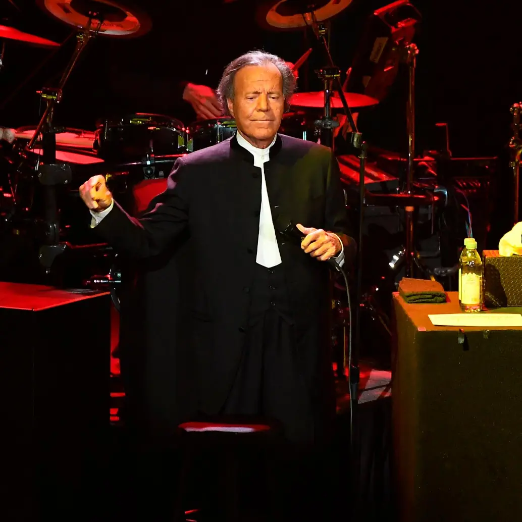 Julio Iglesias lleva varios años retirado de los escenarios, aunque asegura que no deja de trabajar. Está preparando una serie con Netflix sobre su vida. FOTO Getty