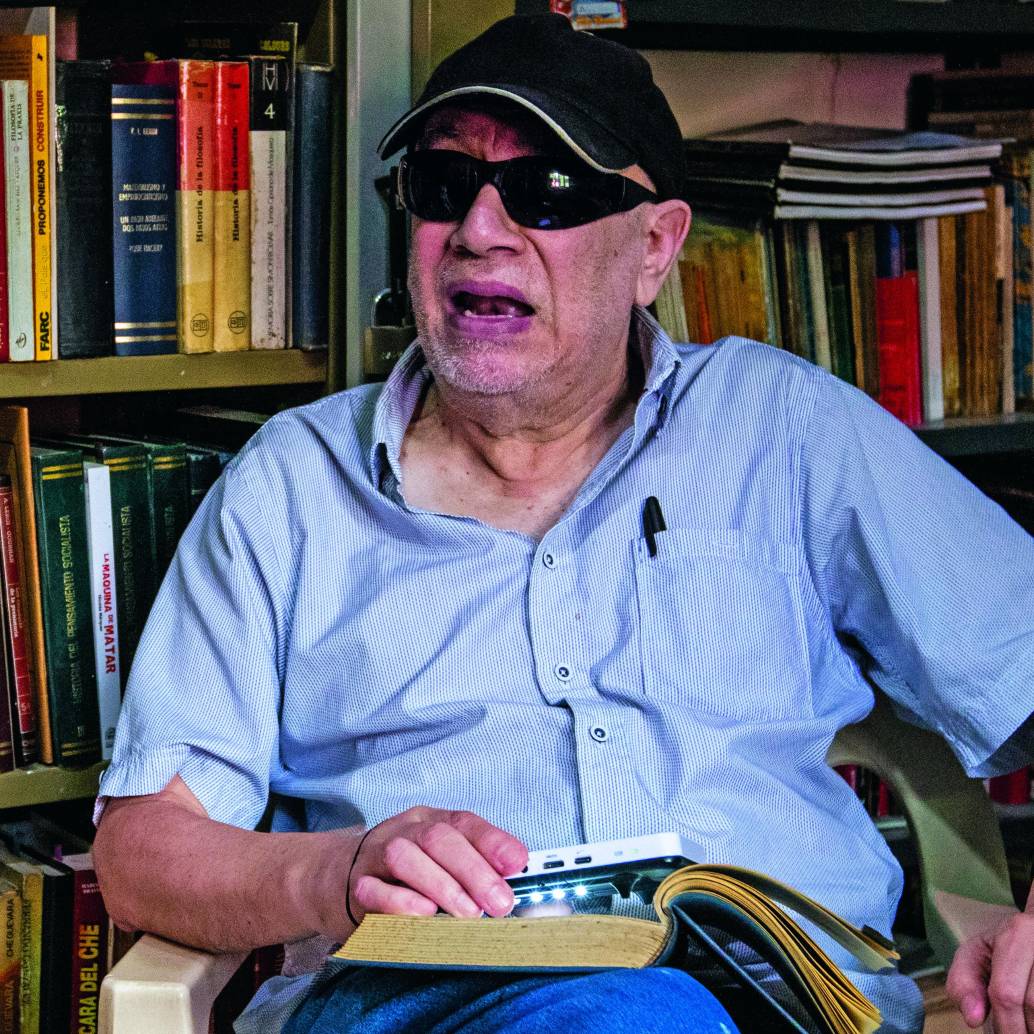 Hernán Castrillón fue víctima de una golpiza hace tres años que lo dejó prácticamente ciego. Aunque puede leer con una lupa electrónica, no puede salir de su casa. FOTO Julio Herrera