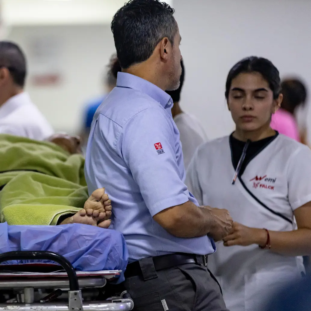 Los trabajadores en España pueden acceder a cinco días remunerados para atender a familiares hospitalizados o con enfermedades graves. FOTO ANDRÉS SUÁREZ. 