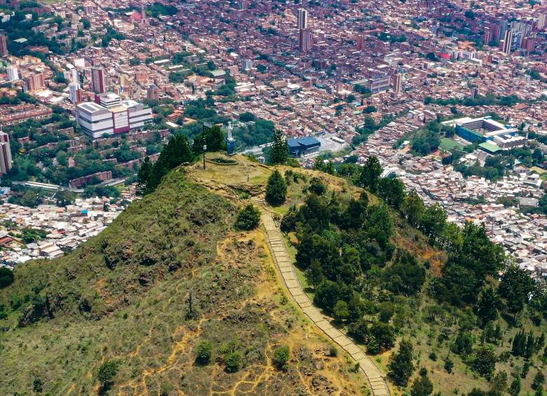 El Cerro Pan de Azúcar, el más alto de los siete cerros tutelares de Medellín, se eleva a más de 2.100 metros sobre el nivel del mar. Se ubica en la Comuna Villa Hermosa. FOTO: Manuel Saldarriaga.