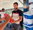 En la imagen se ve a Didier Moreno y Jeison Medina recibiendo donaciones para los afectados por el terremoto. FOTO: Captura de video