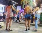 Aunque las autoridades no lo tengan identificado, en el Parque Lleras todos saben que la prostitución es controlada por la criminalidad y que menores de edad son explotadas. FOTO JAime Pérez