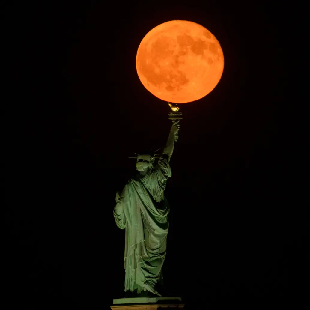 Mezquita Fanar, Doha, Qatar. La Superluna del Esturión no solo es un evento hermoso para contemplar, sino también un recordatorio de los ciclos naturales y la constante danza del universo.. Foto: GETTY