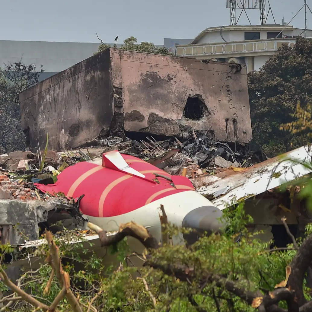 Una de las partes del fuselaje del avión accidentado en la ciudad de Ahmedabad en la India con 242 pasajeros. FOTO: Ritesh Shukla/Getty Images.