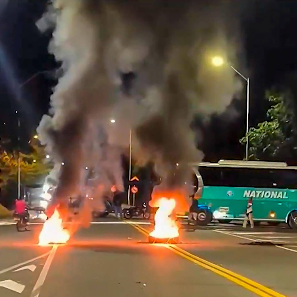 Algunos manifestantes estarían intimidando a ambulancias y quemando vehículos en plena vía pública, denunció la Gobernación de Antioquia. FOTO: Captura de video