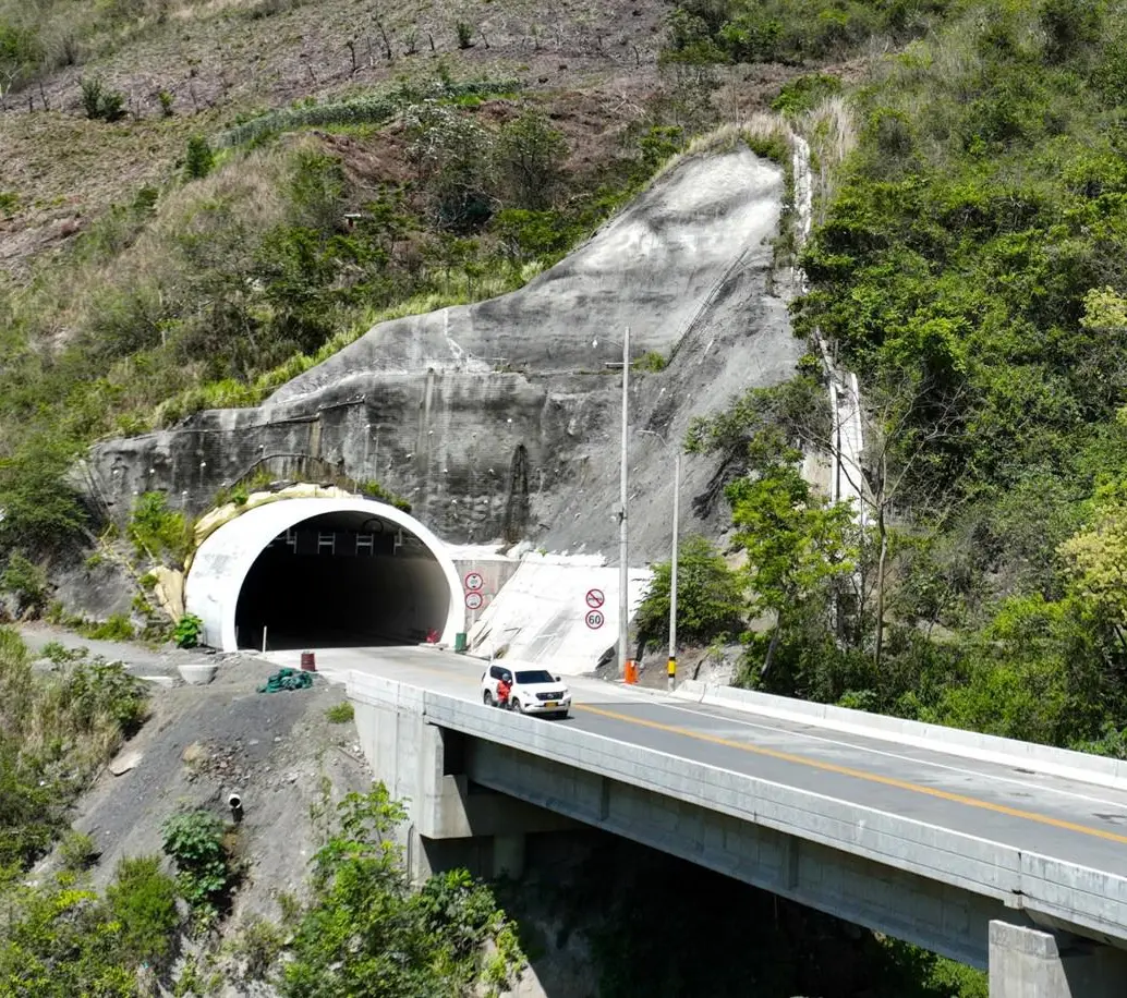 La concesión vial más estratégica de Antioquia está a punto de cerrar su etapa de construcción. Tres obras pendientes y un puerto nuevo que ya opera definen el siguiente capítulo. FOTO: Cortesía.