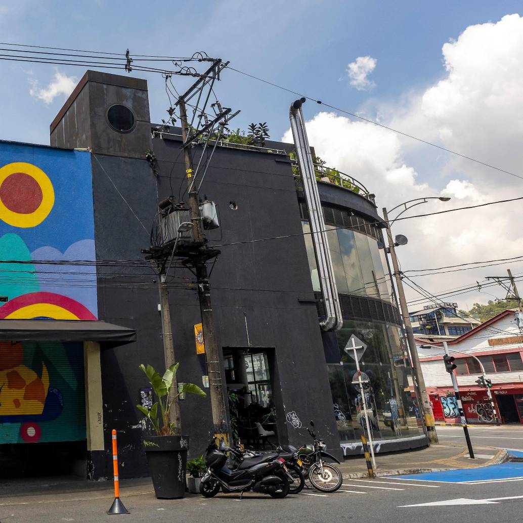 50|50 está ubicado sobre la Carrera 50 (Palacé) con calle 34. La entrada es por la calle. Para propuestas o inquietudes visite <i>@cincuentacincuentacincuenta</i>. Foto Camilo Suárez.